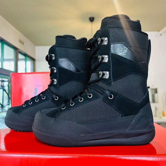 DEELUXE FOOTLOOSE 2 Black boots, side view showing the upright ankle shape