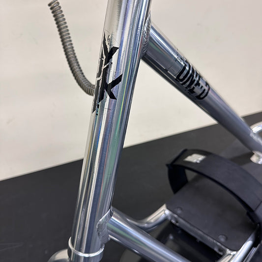 SNOWSCOOT ONE-D “Glitch” – Polished (Clear-Coat) [Special Color] [Short-Tail]