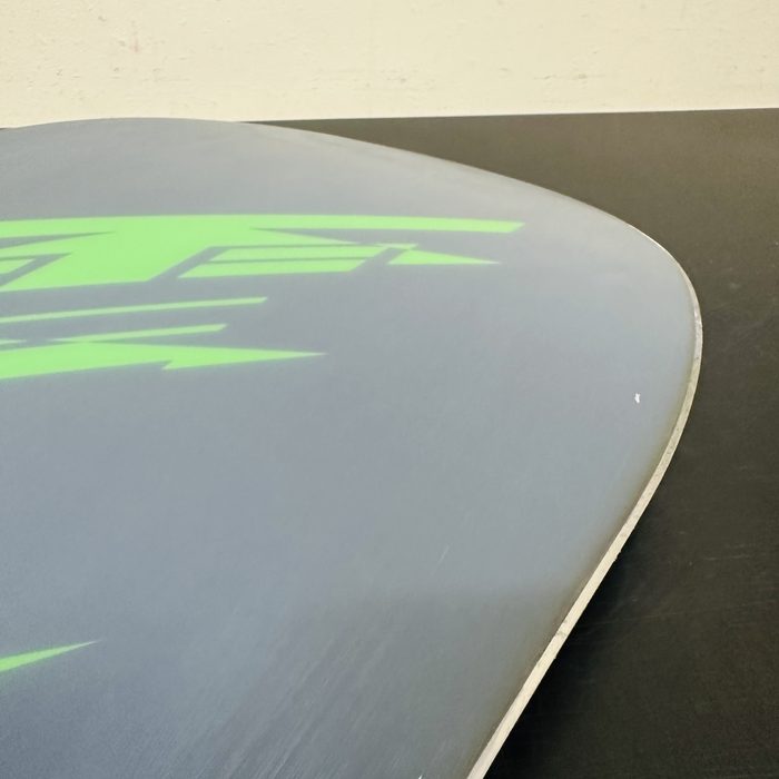 TORINITY DOUBLE ARROW PT green-logo front board: Nose corner and edge detail