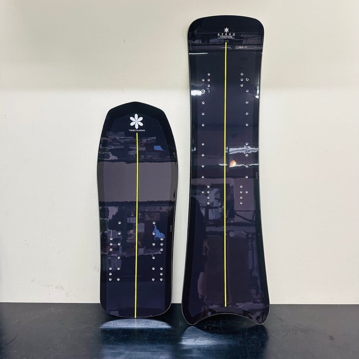 GEKKO 月光 Shadow Black front and rear snowscoot boards, top view