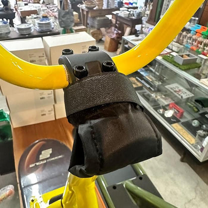 Black stem pad fitted to a snowscoot stem