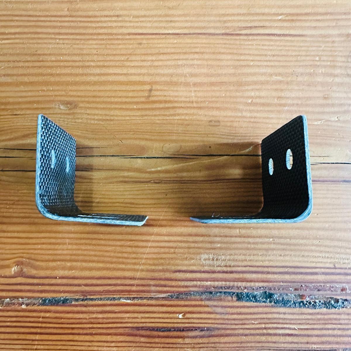 Side profile of T3 90-degree carbon strap stays