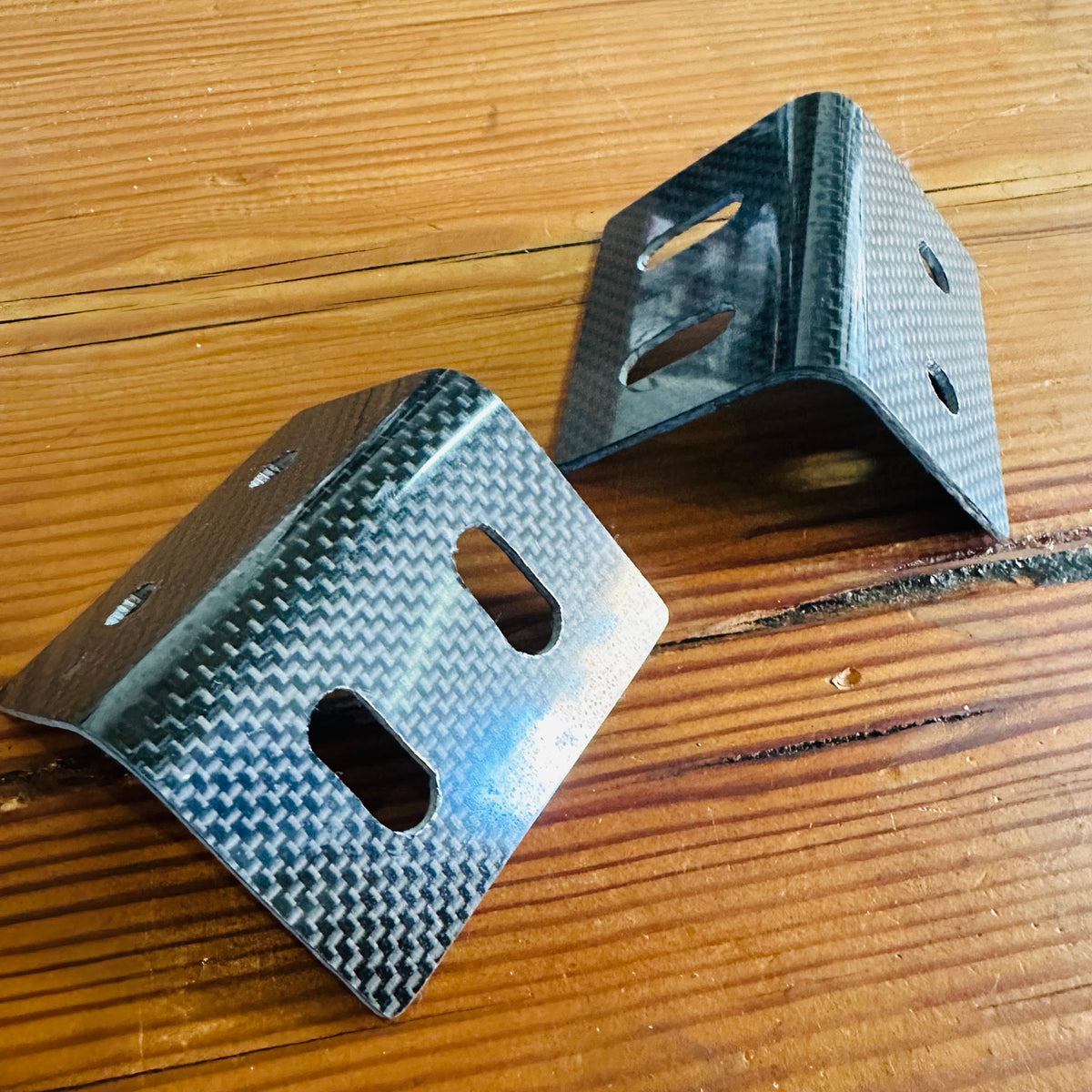 Outer faces of T3 carbon strap stays