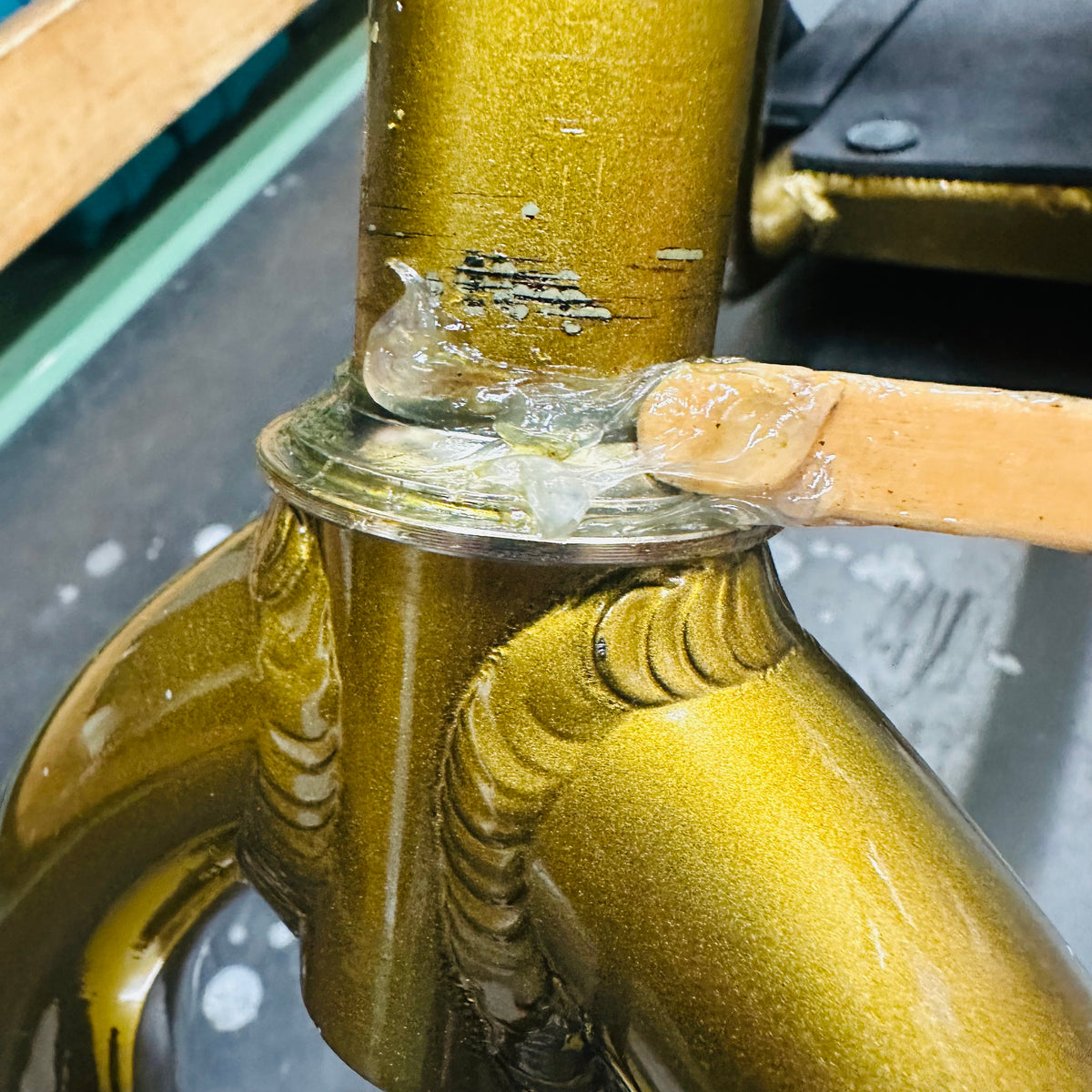 Headset bearing greasing during service