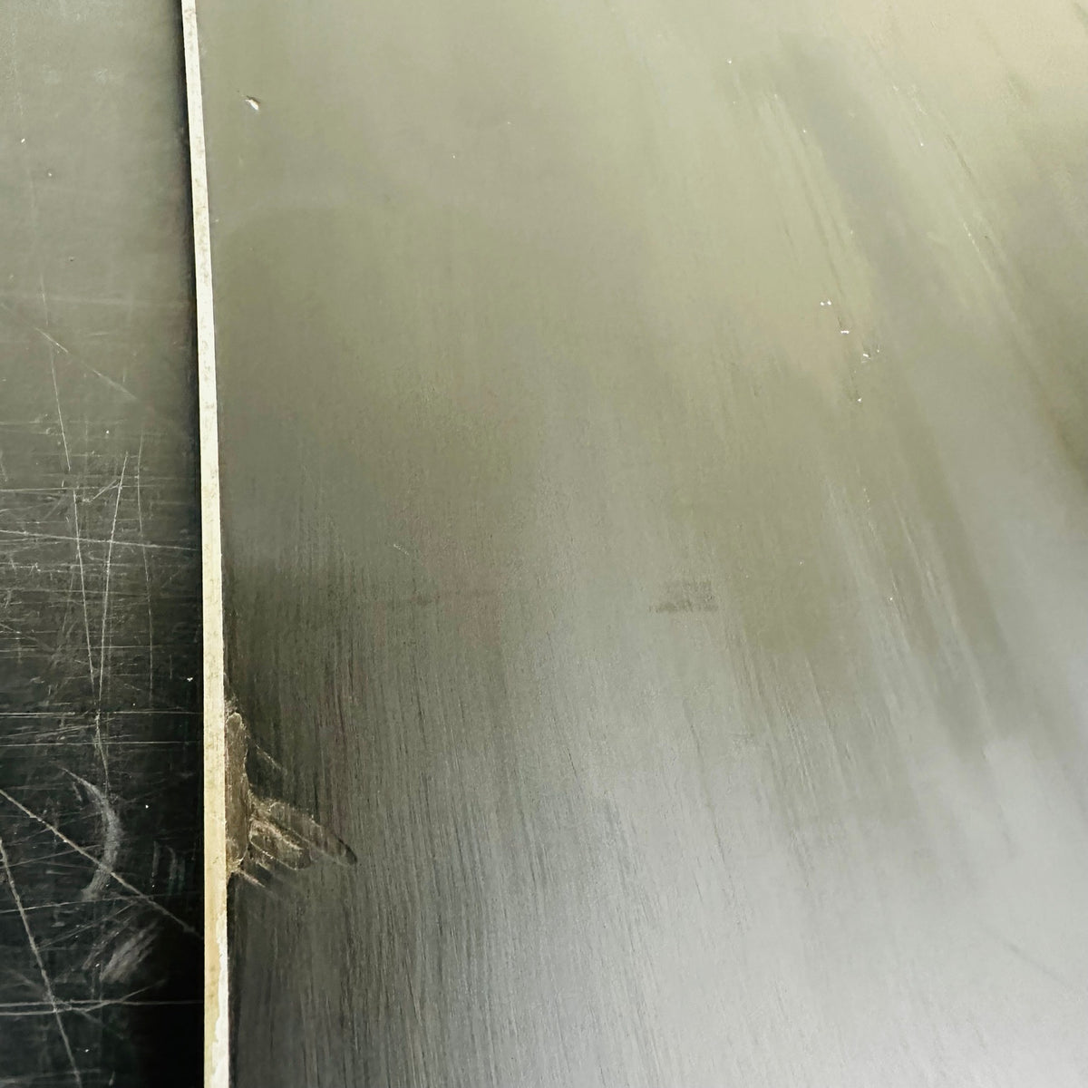 Used TORINITY DC PT Edition rear board, close-up of base and edge wear